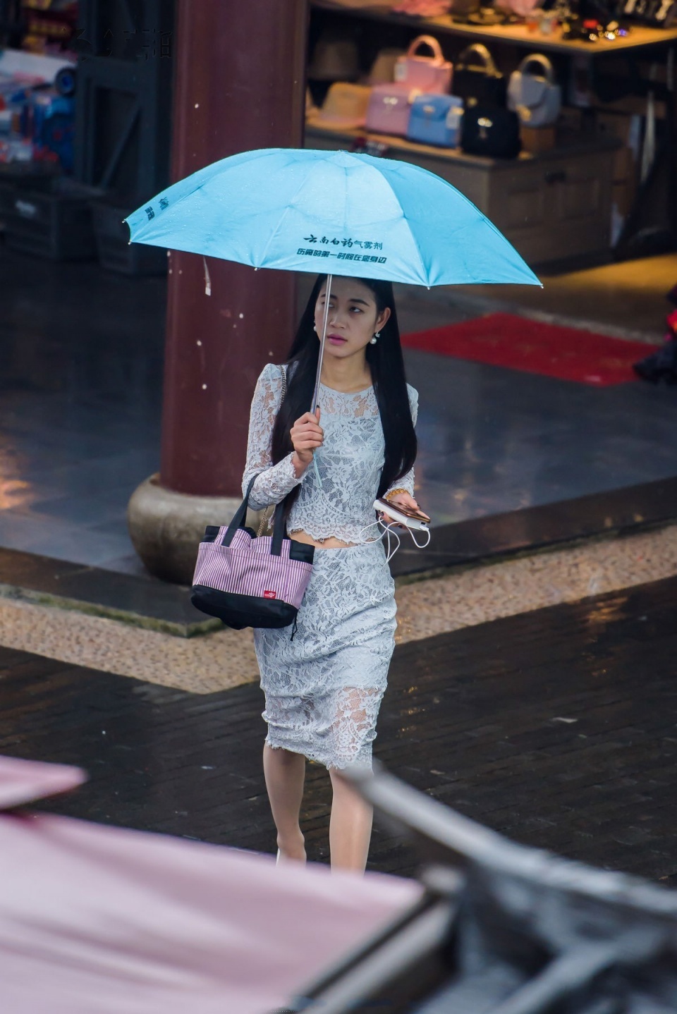 街拍：雨中撑伞的肉丝白高美女，蕾丝长裙尽显江南女子柔美