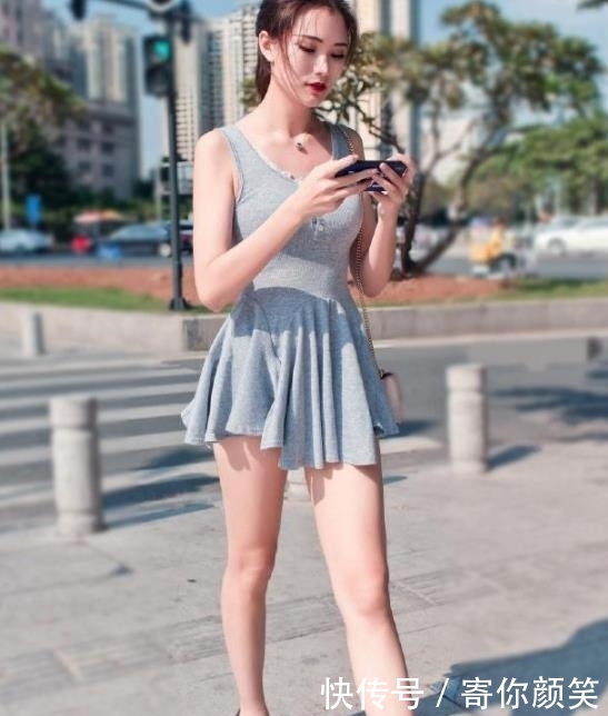 『善意』街拍：唯美动人的小美女，红色善意搭配米色半身裙，美丽又大方