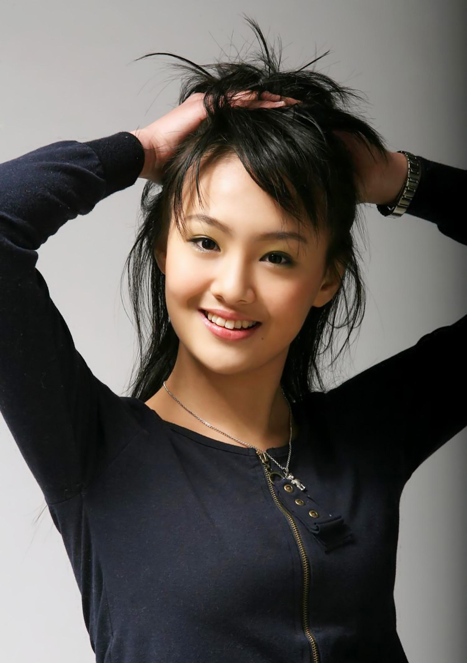 郑爽的迷人身材照，图二高贵迷人，看了素颜的图五很是美丽！