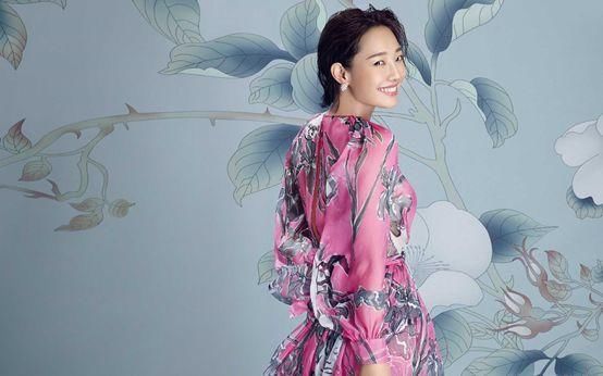 长腿女神白百何遇上百变女王戚薇，她这一点赢了！