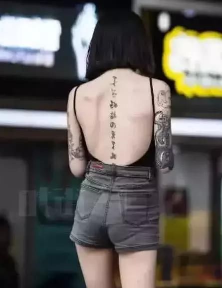 抖音花臂小姐姐走红，比“花臂新娘”更有个性，可背上到底纹的啥