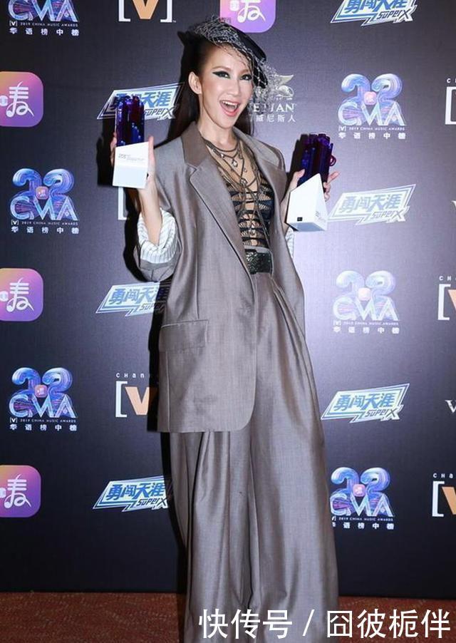 『开放』李玟真开放,西装里套透视装,内衣外穿真时髦,可惜颈纹破坏美感