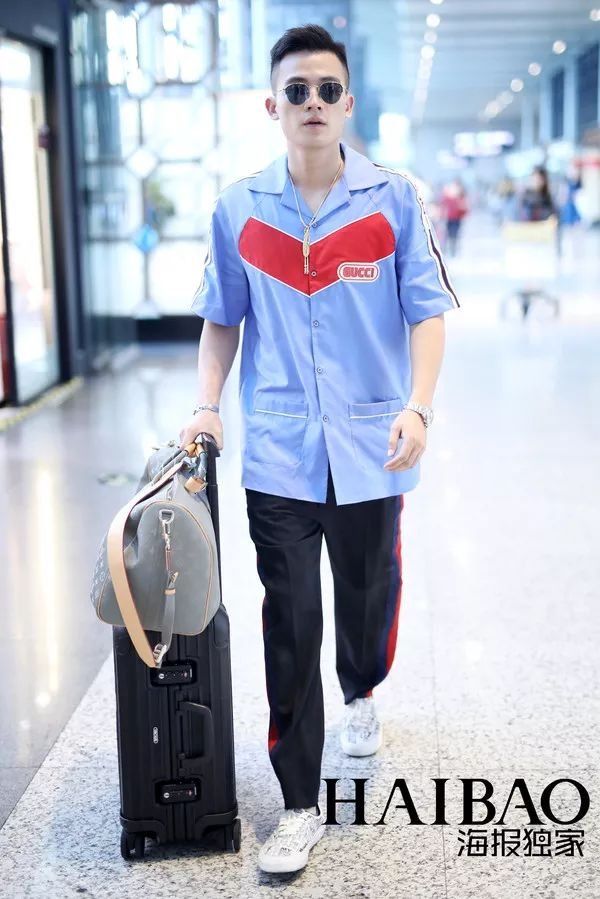 李小璐高调复出靠母女装扮嫩?刘雯一裤两穿太会搭…【海报街拍】