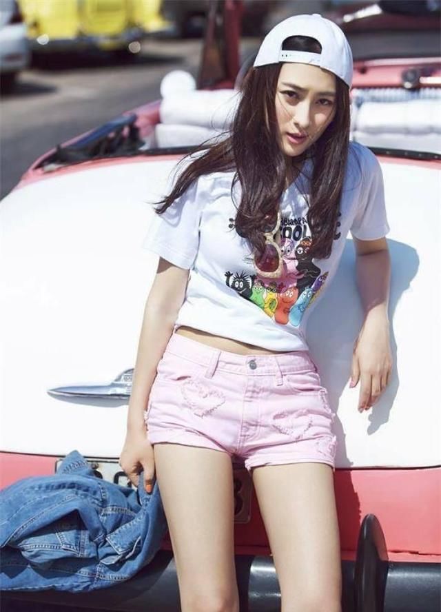 马苏着超短裤一身清凉装伴，网友直呼你的大腿根都快露出来了