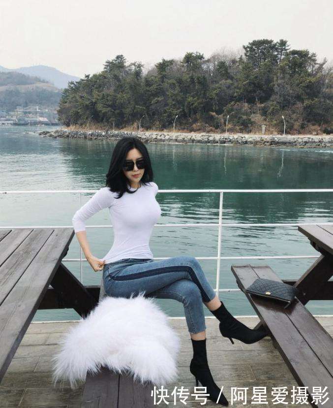 街拍：风景虽好人更美, 美女穿搭休闲, 窈窕身材更引人注目欣赏