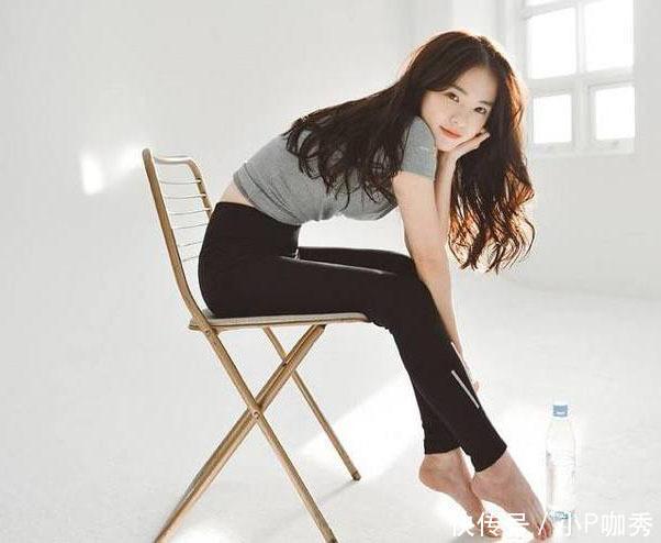 街拍：优雅娇美的打底裤小姐姐恬静贤淑，秀出笔直有型的大长腿！