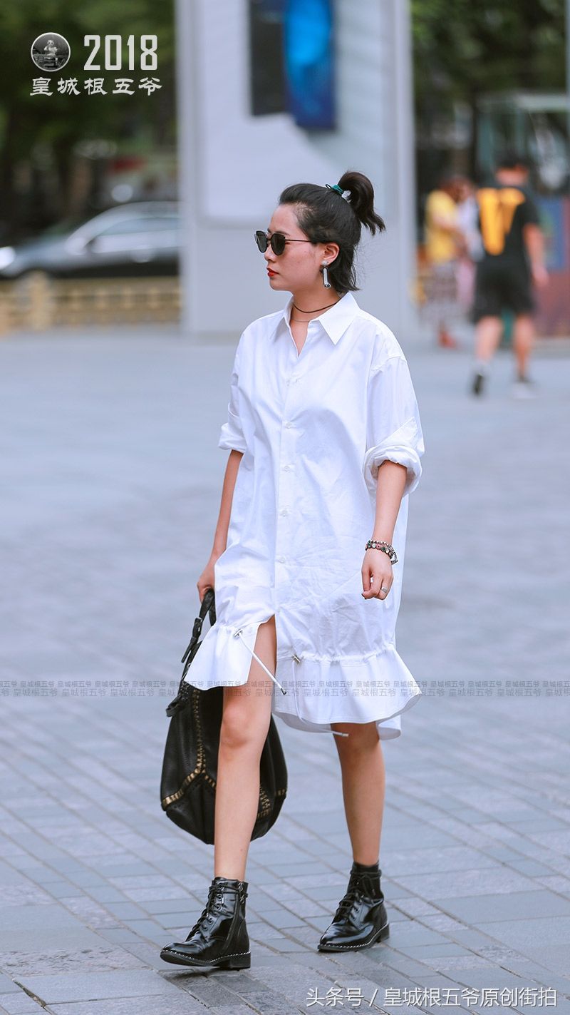 街拍:想要穿的时髦漂亮又有气质，连衣裙是一个不错的选择