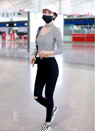 李菲儿这裙子够短了，还要剪个叉！网友：不露腰了，又拿腿来说事