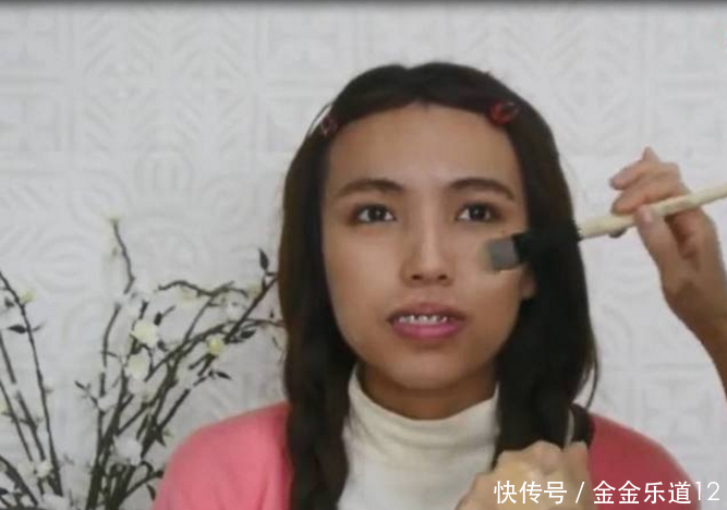 90后女大学生因长的丑没有朋友，化完妆，整个校园男生都骚动了！