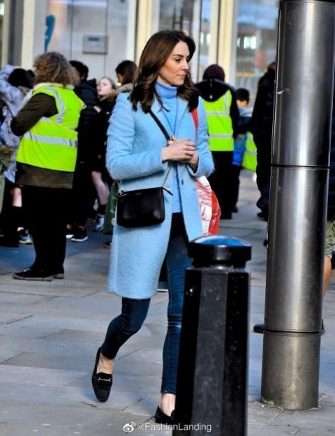 【 威斯敏斯特大教堂】这个举动却让人捏了把冷汗，凯特孔雀蓝礼服白金汉宫主场容光焕发