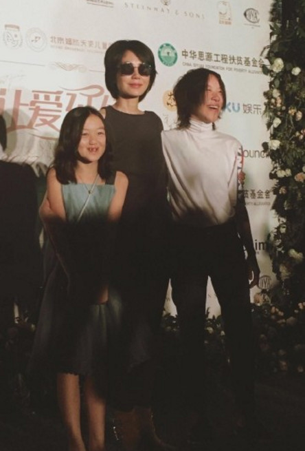 窦靖童风格“大反转”！粉色造型女人味十足，终于有女孩的样子了