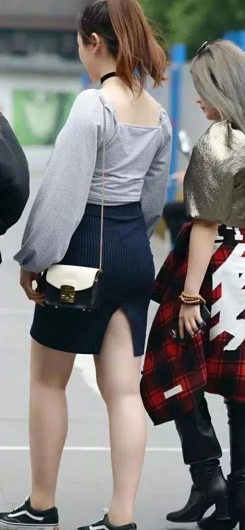 小姐姐选择了很可爱的发型，简单呆萌，刘海分开，婴儿肥的脸上一