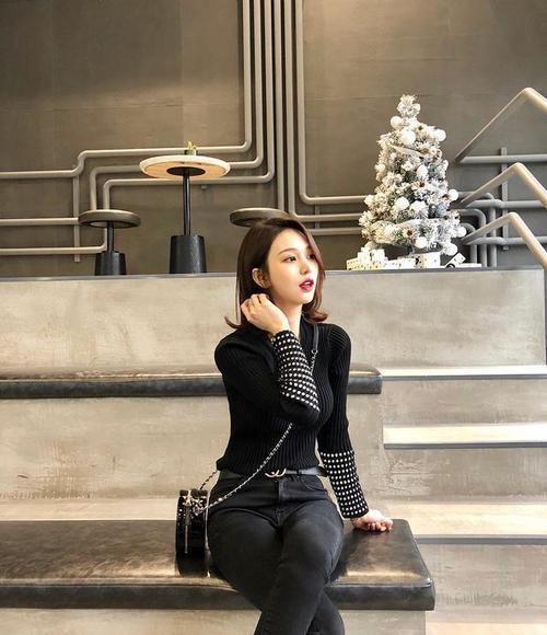  『腿部线条』牛仔裤尽显优美曲线，简约又衬托魅力，时尚高挑美丽俏美乖甜！