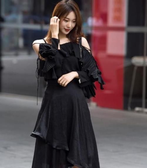  暗香：潮范儿女神来了，街拍：暗香袭人的美女，一件黑色背心配牛仔热裤，青春活力气息