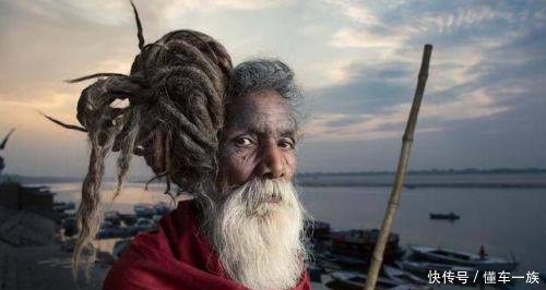 印度“苦行僧”让美女相伴左右，游客却对他们避而远之，好福气？