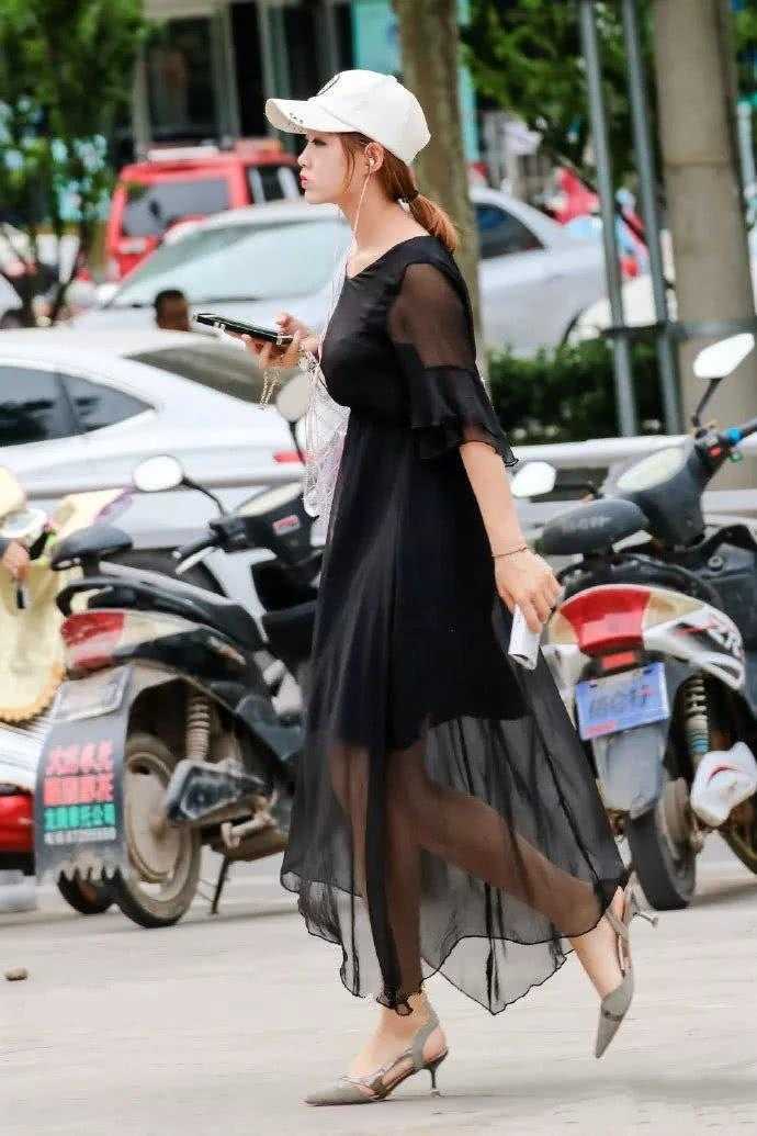 紧身打底裤再迷人, 也敌不过连衣裙的美