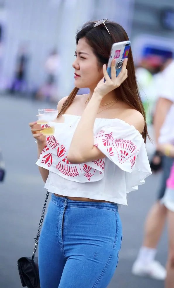 小姐姐清爽的穿搭，却在不经意间暴露了肚子上的脂肪层