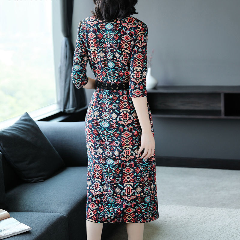 女人若到了中年，建议秋天买件这种高级秋裙，虽贵~但美得不得了