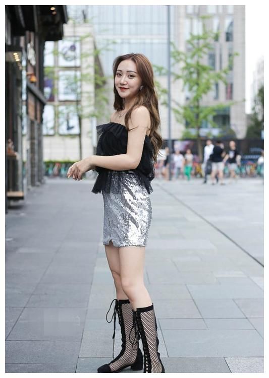 街拍：图3大模气质，修身连衣裙穿出好身材，网友：“撩人心弦”