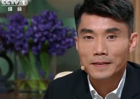 同在白斩鸡队,愧疚的郑智与要拿亿元年薪者,球