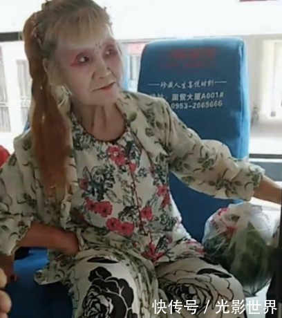 老奶奶化妆后出门，上了公交车后，让人尴尬的事情发生了