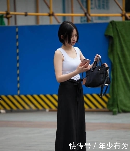 姿态■白色上衣搭配阔腿裤,小清新风格,活泼可爱,尽显小女生姿态