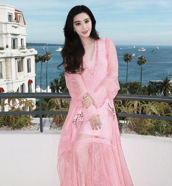 范冰冰与刘雯穿红裙同台比美，范冰冰颜值完胜，却输了在这一点上