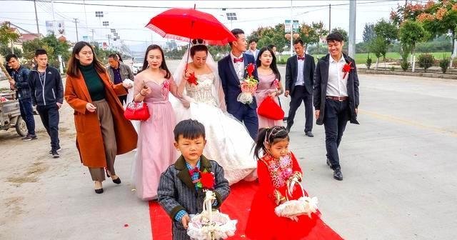 继天价彩礼后，农村娶妻又出新要求，“一高一动一甩”，啥意思