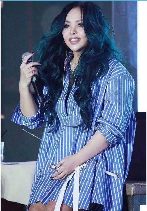 张惠妹踩10厘米红色高跟鞋现身，网友:腿太粗了，越看越像腊肠!