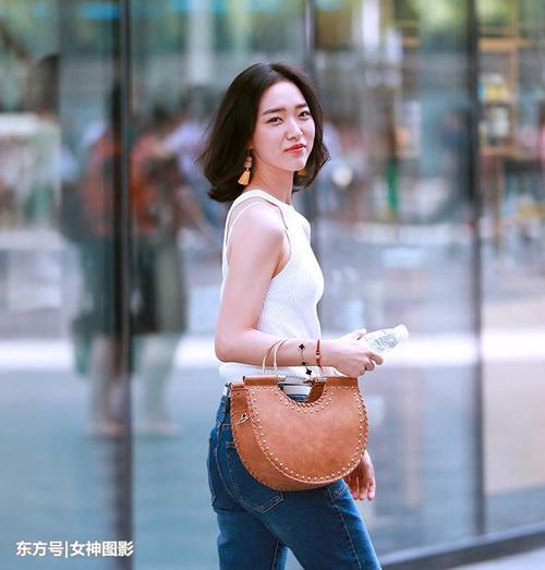 街拍美女：妙龄女郎的时尚秀，个个优雅迷人！