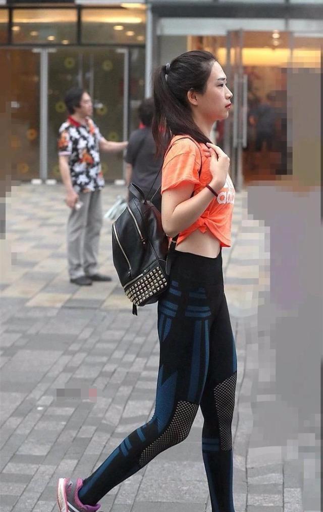 2018最流行的打底裤风格，穿的就是线条感，舒适也挡不住美！