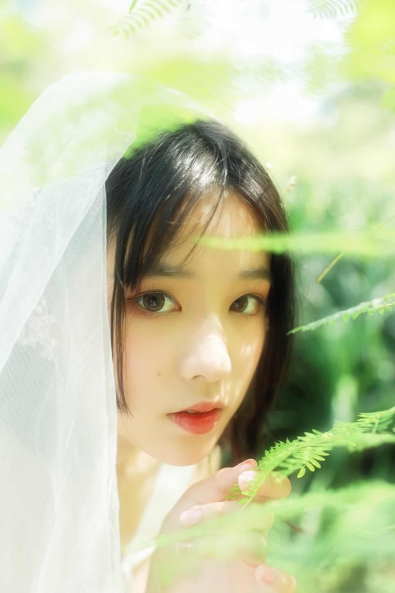 森系美女性感灵动户外写真图片