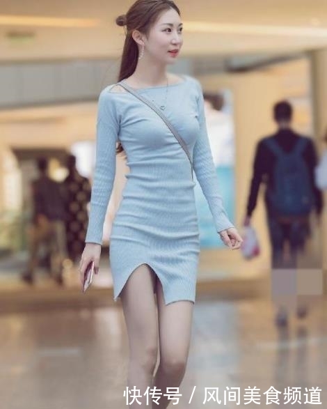 「优雅」街拍:长相甜美的小姐姐,身穿宽松的毛衣配短裙,尽显优雅女神的风采
