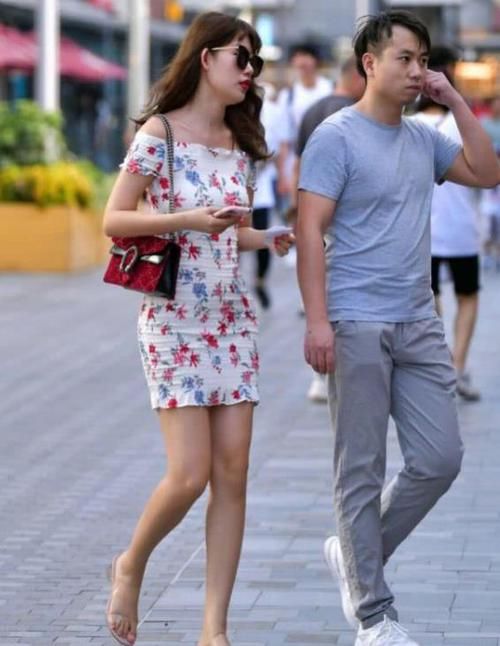  『气质』街拍：身材高挑的美女，一件墨绿色连衣裙外搭长款外套，气质十足