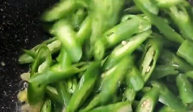 正确:青椒炒肉丝最正确的做法,肉丝香嫩入味,能下3碗大米饭!