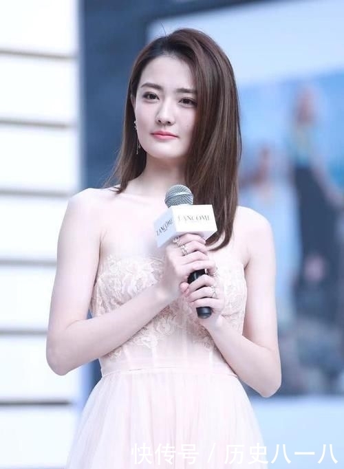  身穿■徐璐超有气质女神范，不整容就是美，身穿抹胸连衣裙优雅大气