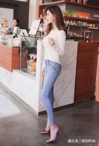 时尚街拍：紧身牛仔裤显露纤细大长腿，时髦穿搭更迷人！