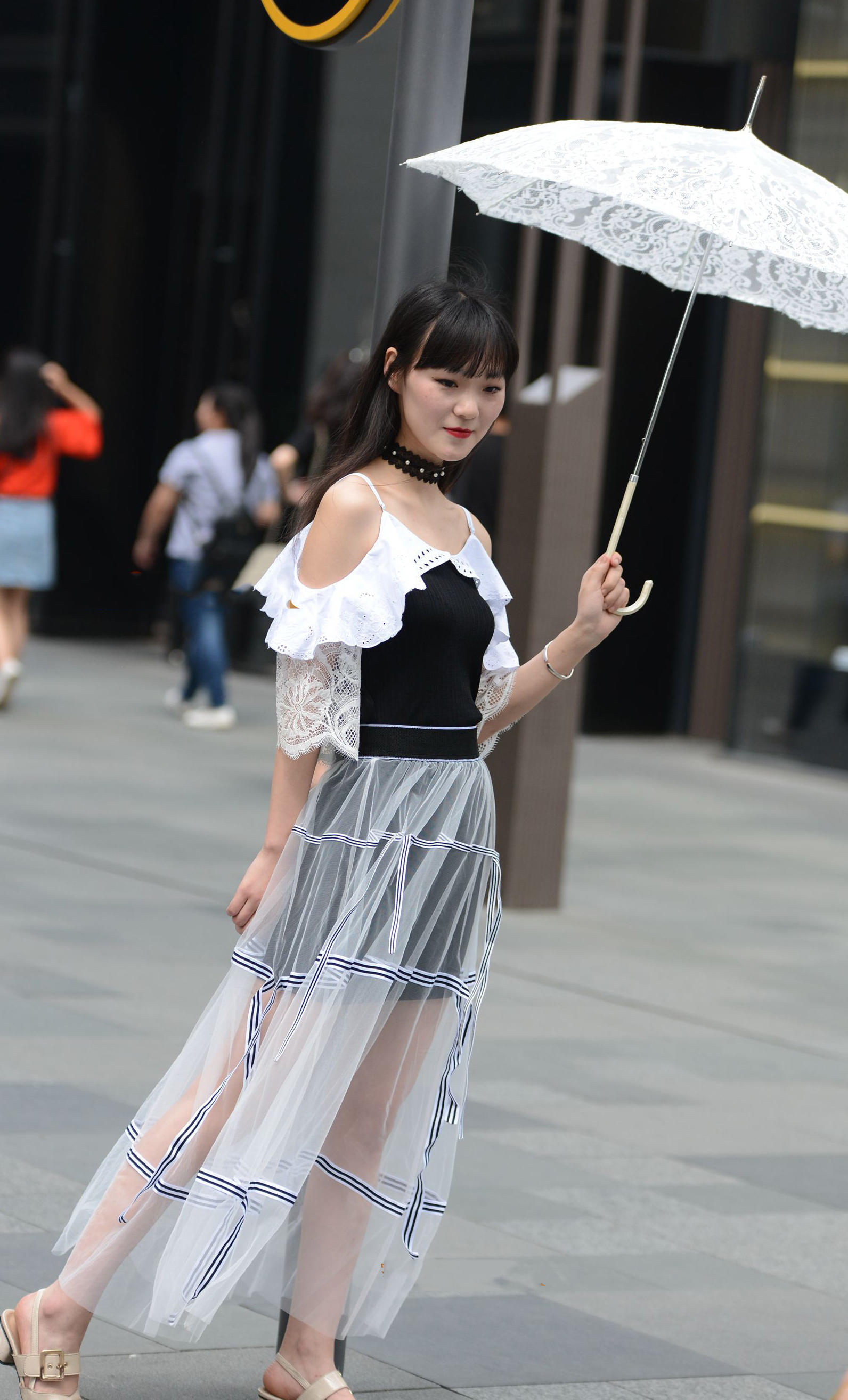 小姐姐穿着轻纱长裙，仿若纯纯少女，手持纯白镂花伞清纯妩媚