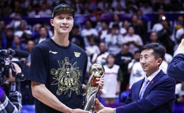  #着很出色#易建联在球场最大的缺点是什么？姚明与他不一样，这就是差距