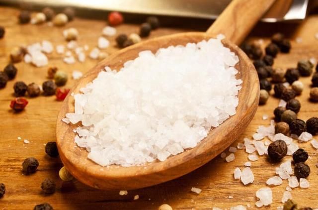 鼻子上总是挤出小米粒，因为有螨虫在钻孔，再不解决毛孔没救了