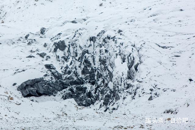 中国唯一的黑色冰川在这里，每年都会雪崩，场面十分壮观！