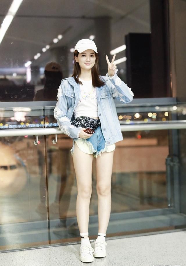 乔欣的短裤短短成一个三角形，还要用一块布挡着，为显腿长太拼了