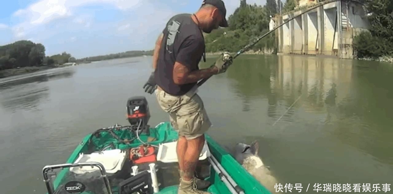  [放生]男子湖中钓起250斤重的巨型塘鲺, 拖起细看后果断放生