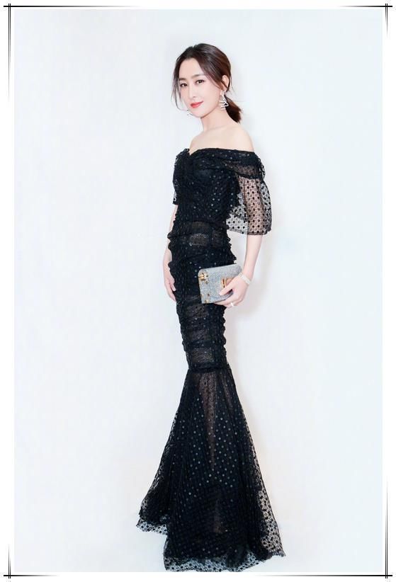 马苏好尴尬!一条深V裙穿成50岁大妈，网友:没气质露再多也白费