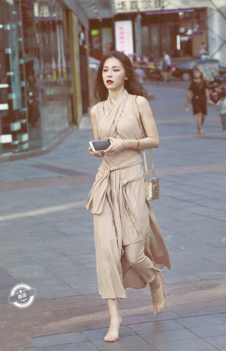 街拍：小姐姐的穿搭看似不经意，其实处处是心机