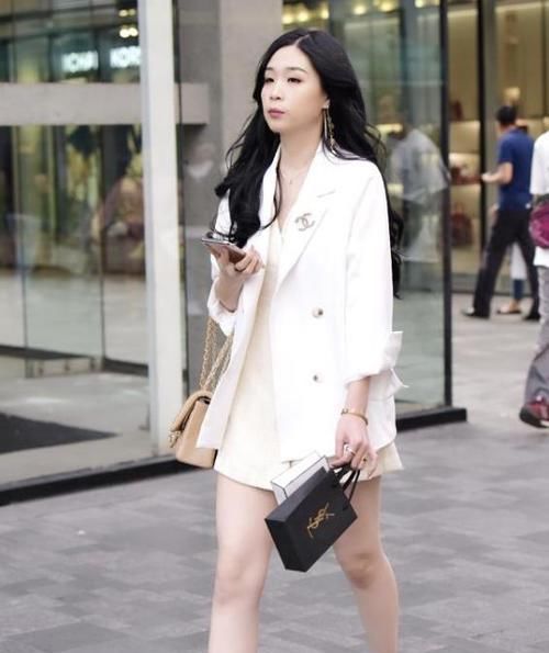 「气质」街拍：肤如凝脂的美女，一件一字肩配白色半身裙，时尚女神魅力