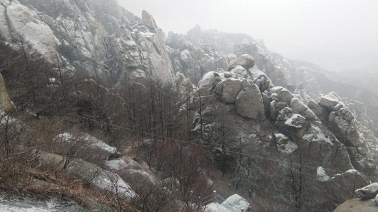 崂山巨峰迎初雪！仿若人间仙境