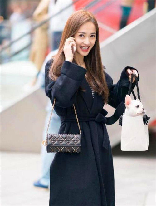 「 恬静」美女打扮的很恬静，长相清秀又美丽，街拍：白色的外衣配白色短裤