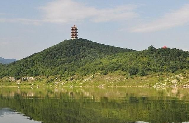 首都的这个景点，距市区1.5小时车程，层林尽染碧波荡漾