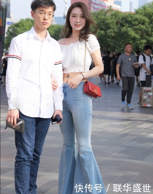 「展现」如果一件抹胸装不够美,那就再加一条喇叭裤